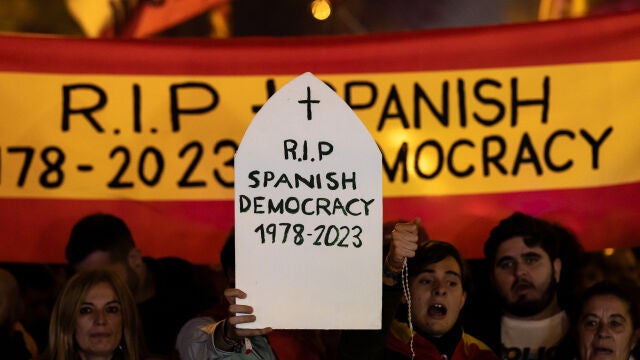 Jornada catorce de protestas en Ferraz coincidiendo con el primer día de investidura