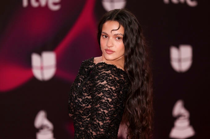 Rosalía en la alfombra roja de los Latin Grammy. 