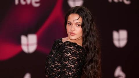 Rosalía en la alfombra roja de los Latin Grammy.