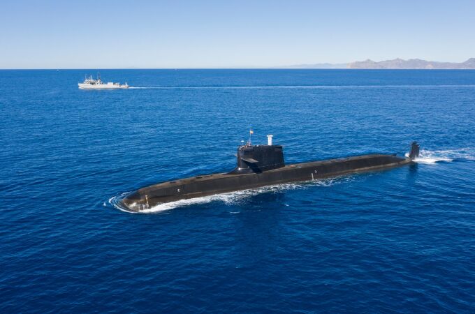 El submarino S-81 "Isaac Peral" en la bahía de Cartagena