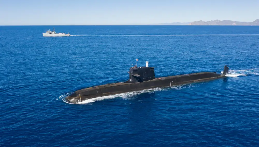 El submarino S-81 &quot;Isaac Peral&quot; en la bahía de Cartagena
