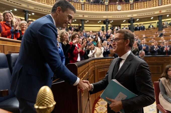 Pedro Sánchez (i), saluda a Alberto Núñez Feijóo (d), tras ser Sánchez votado de nuevo jefe del Ejecutivo