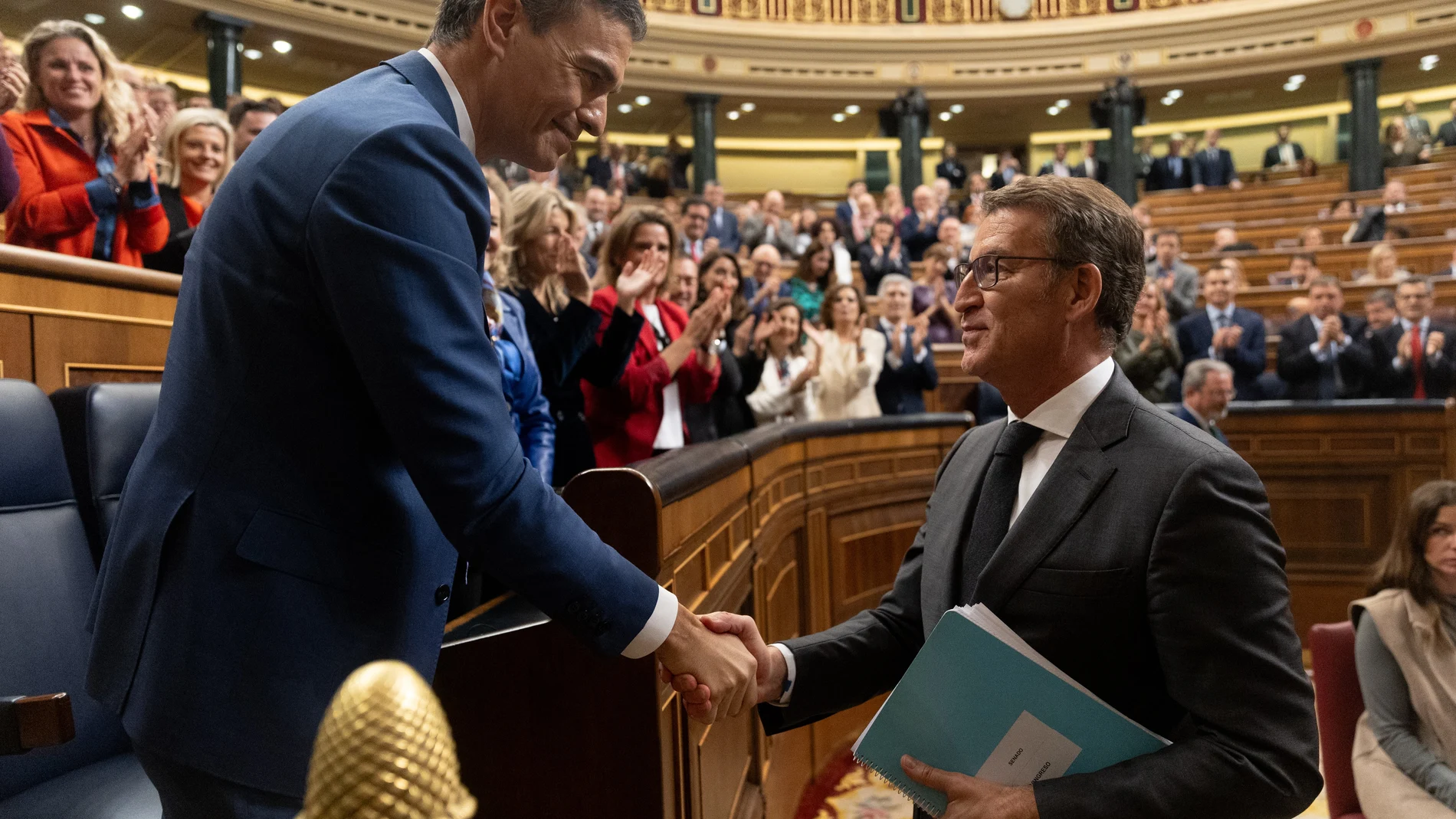 Pedro Sánchez (i), saluda a Alberto Núñez Feijóo (d), tras ser Sánchez votado de nuevo jefe del Ejecutivo