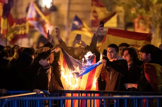 Noche de investidura en Ferraz: «DEP Democracia»