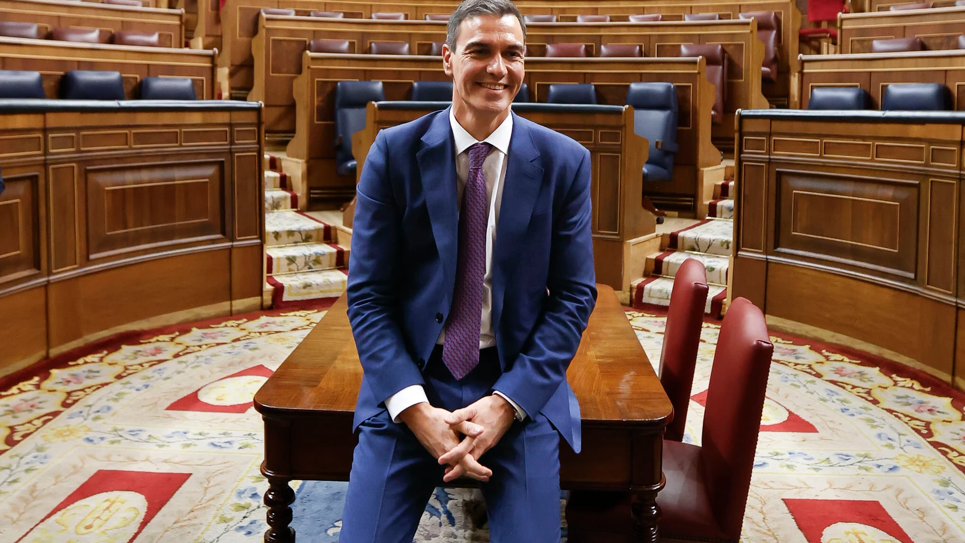 MADRID, 16/11/2023.- Pedro Sánchez, reelegido presidente del Gobierno por mayoría absoluta este jueves en el Congreso posa en el hemiciclo. EFE/Juan Carlos Hidalgo