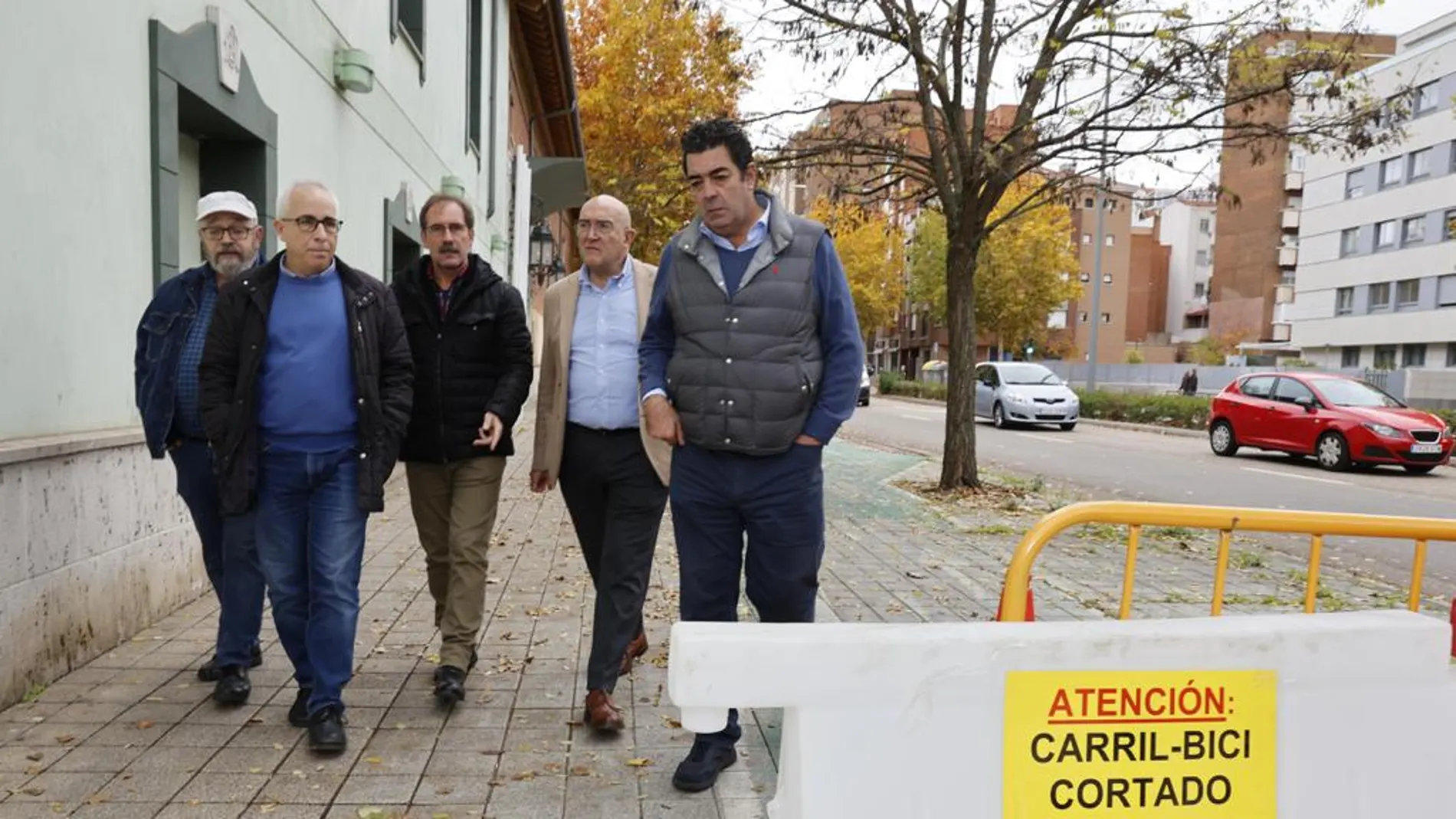 El alcalde, Jesús Julio Carnero, junto al concejal Alberto Gutiérrez Alberca, visitan las obras