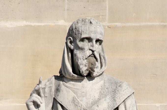 Estatua de San Gregorio de Tours presente en el Palacio del Louvre