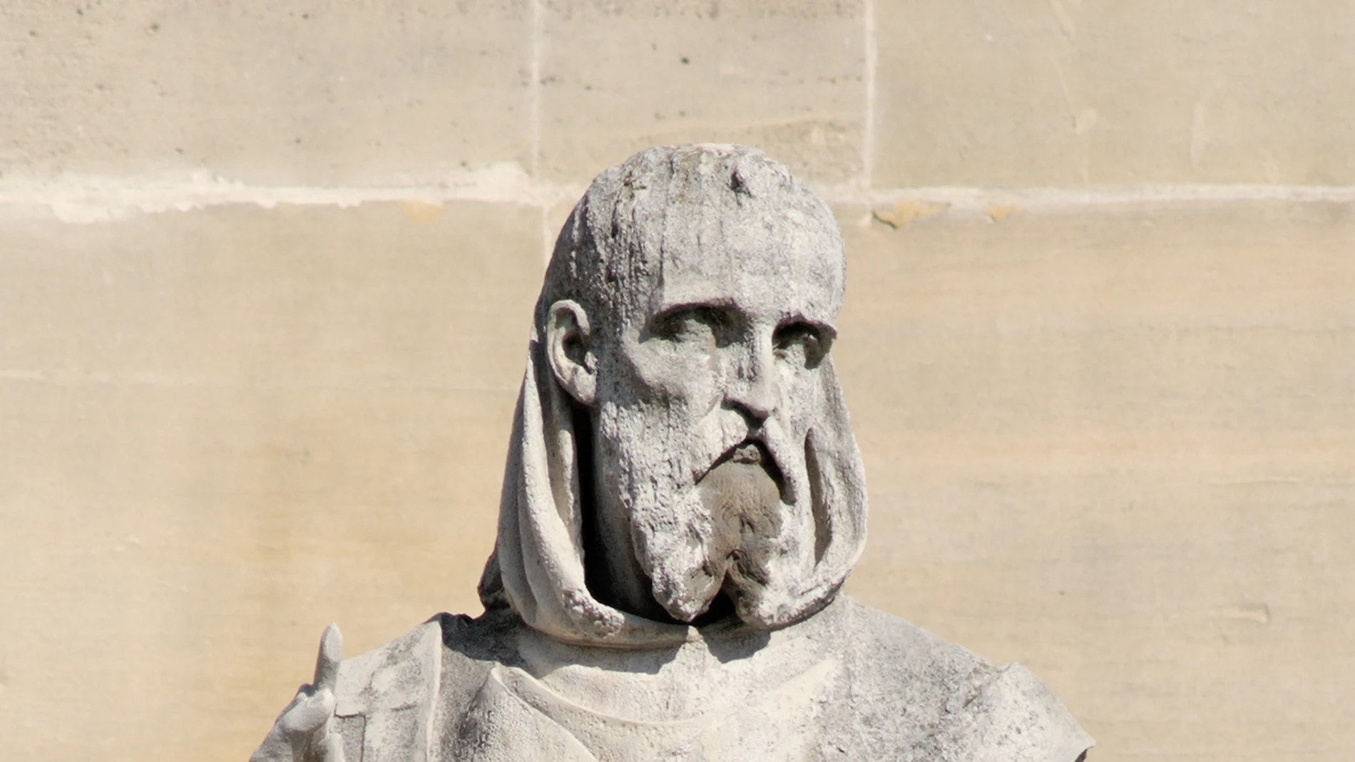 Estatua de San Gregorio de Tours presente en el Palacio del Louvre