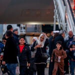 Robles y Albares reciben a los ciudadanos españoles evacuados de Gaza