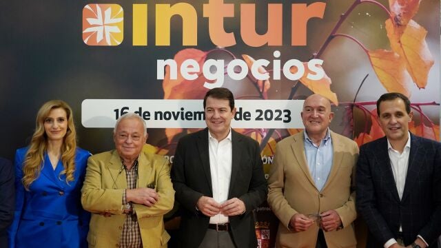 El presidente de la Junta, Alfonso Fernández Mañueco, presenta la campaña turística Otoño-Invierno de Castilla y León, en el marco de la celebración de Intur Negocios. En la imagen junto al consejero de Cultura Gonzalo Santonja; la viceconsejera de Cultura Mar Sancho; el alcalde de Valladolid Jesús Julio Carnero y el presidente de la Diputación Conrado Íscar