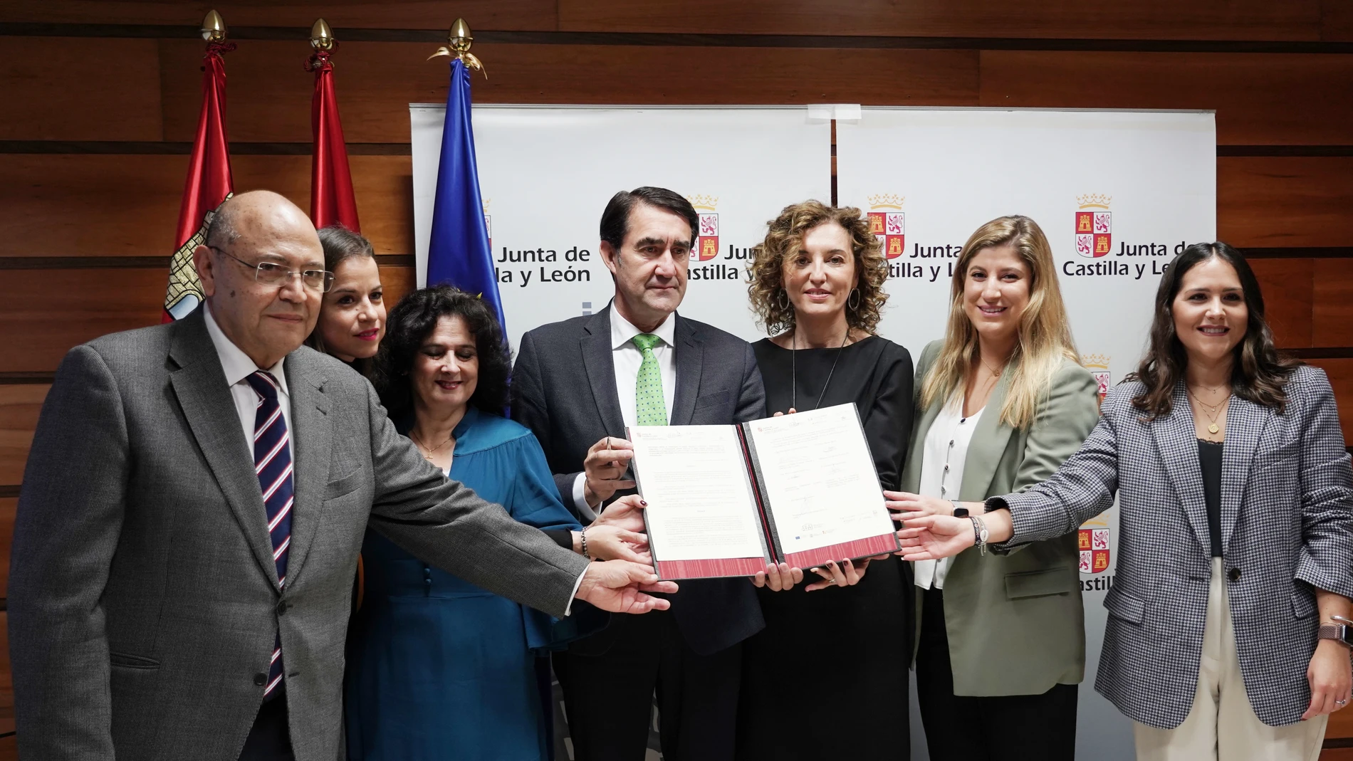 El consejero Suárez-Quiñones, María Pardo y Raquel Alonso suscriben el acuerdo con las entidades beneficiadas