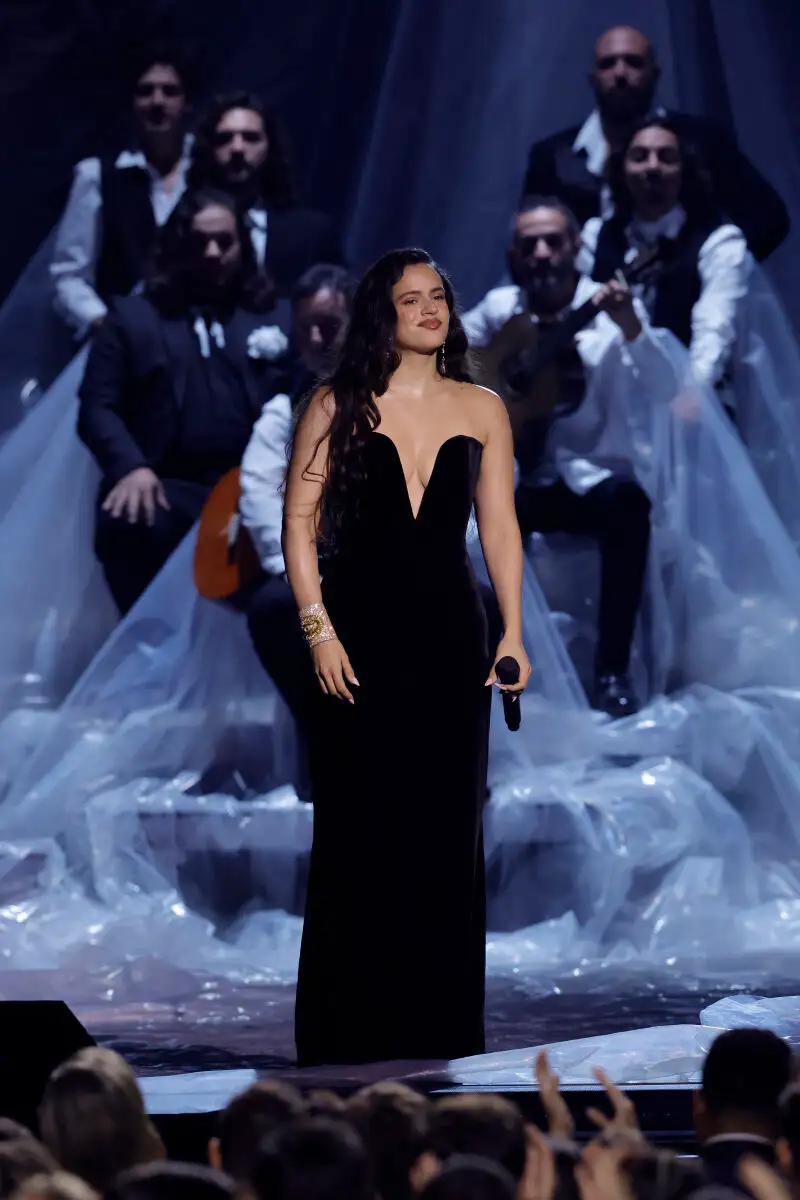 Rosalía en su actuación en los Latin Grammy.