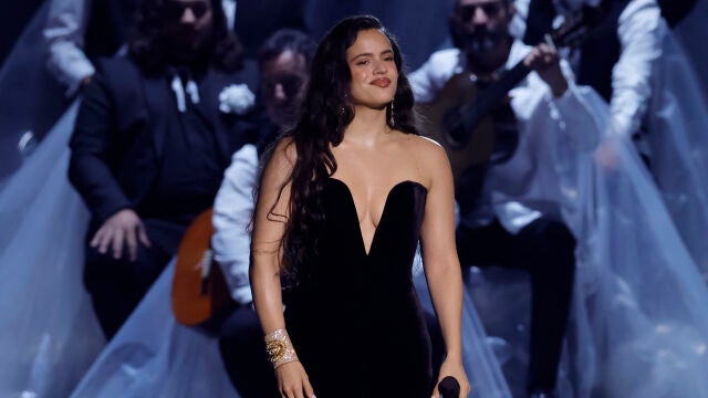 Rosalía en su actuación en los Latin Grammy.
