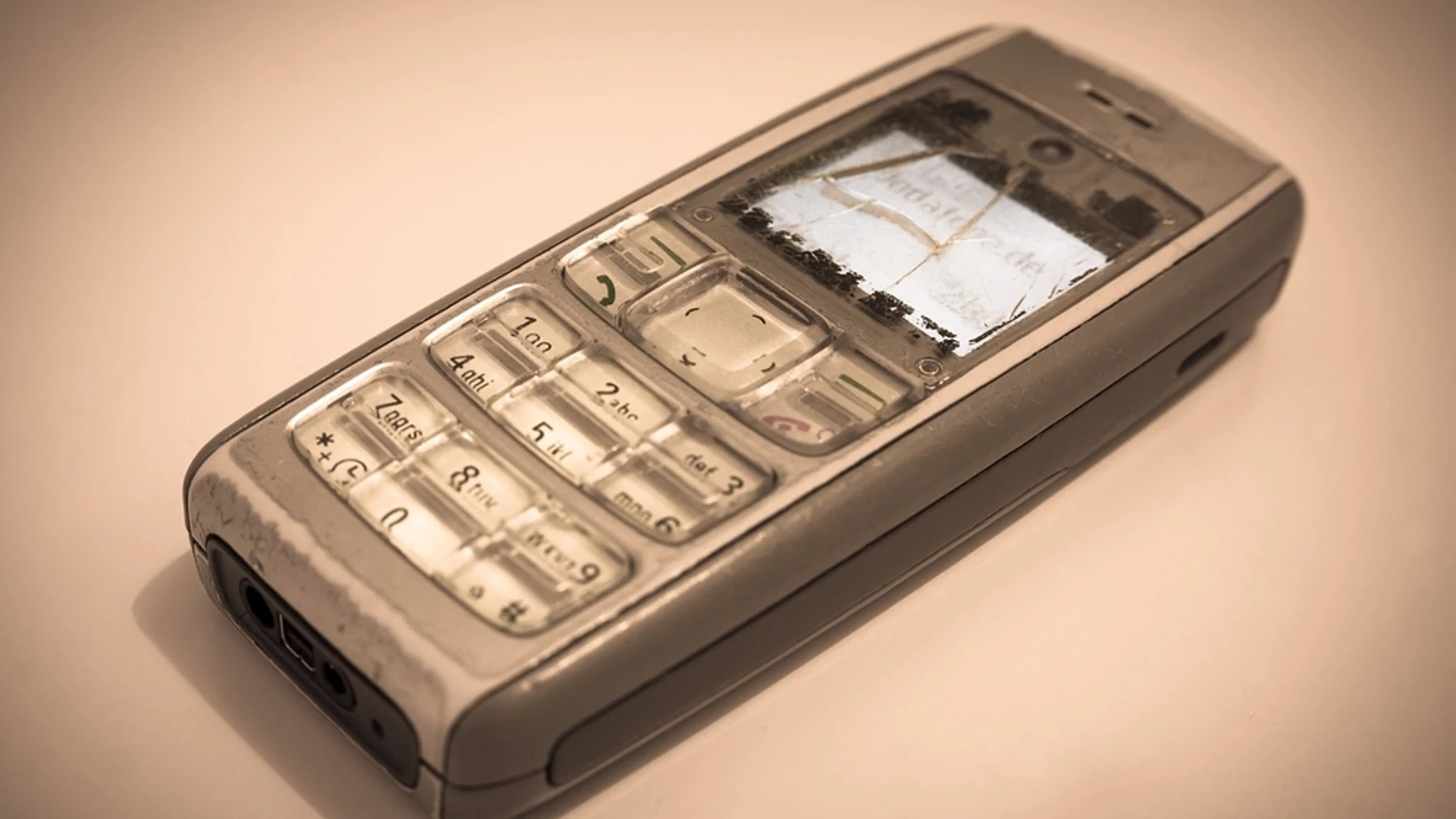 Durante la década de los 90 llegaría el primer SMS.