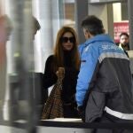 Shakira a su llegada a Juzgado de Primera Instancia y de Familia Nº 18 de Barcelona junto a su hermano Tonino para ratificar la demanda de separación y el convenio sobre la custodia de sus hijos.
