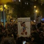 Cartel con Pedro Sánchez como Pinocho durante la manifestación de Ferraz