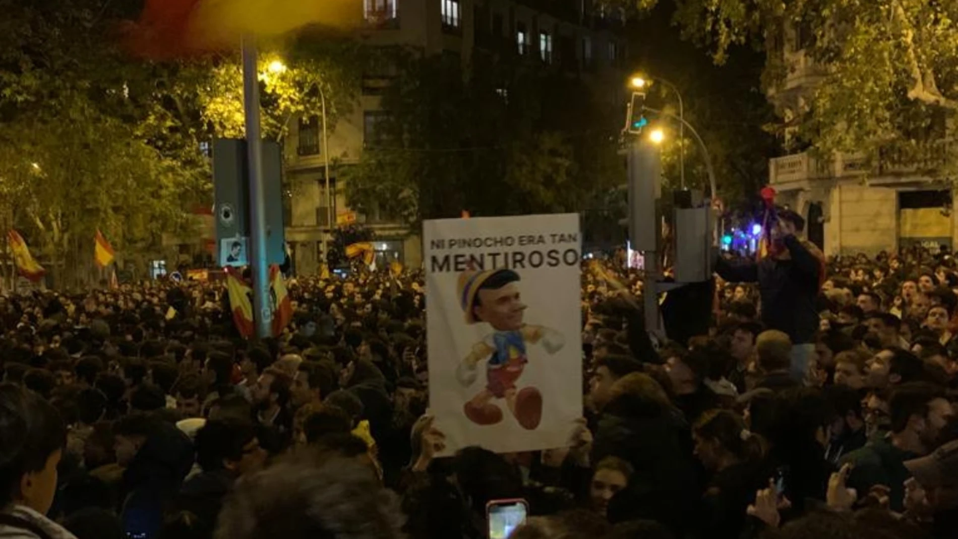 Cartel con Pedro Sánchez como Pinocho durante la manifestación de Ferraz