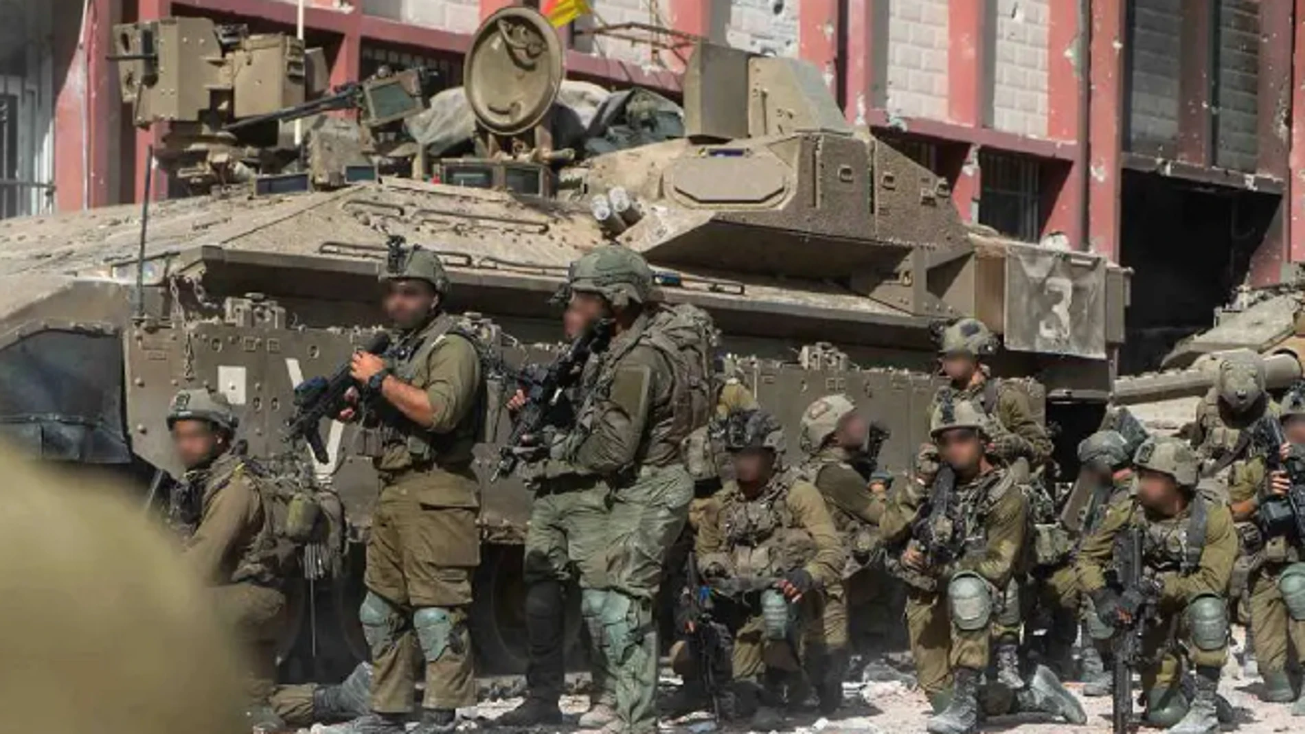 Namer 1500, el APC basado en el tanque Merkava IV que Israel ha desplegado por primera vez en Gaza .