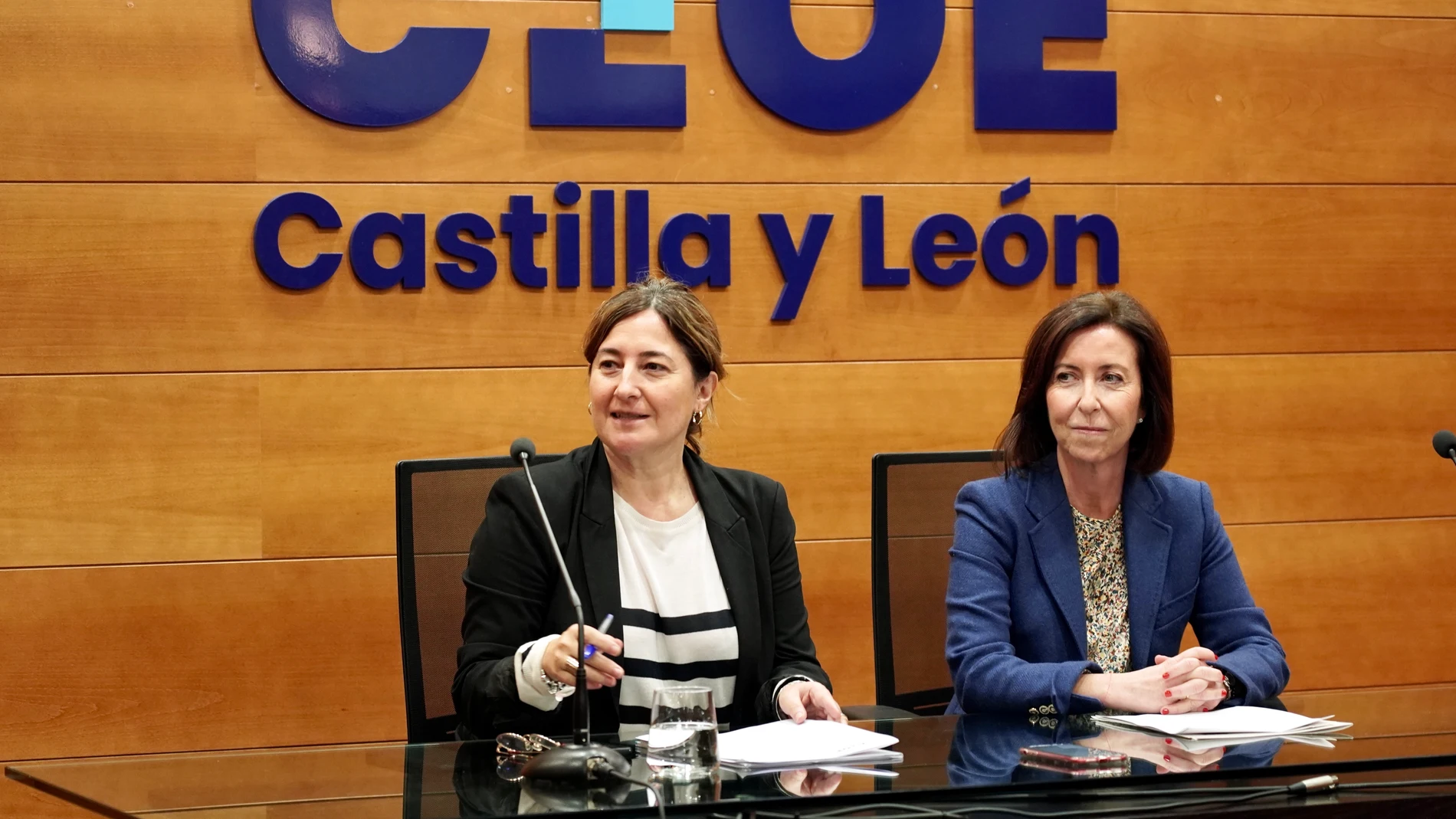 La secretaria general de CEOE Castilla y León, Teresa Cetulio, y la directora general de Comercio y Consumo de la Junta, María Pettit, presentan el proyecto de promoción de la industria del sector textil y de la moda autonómica