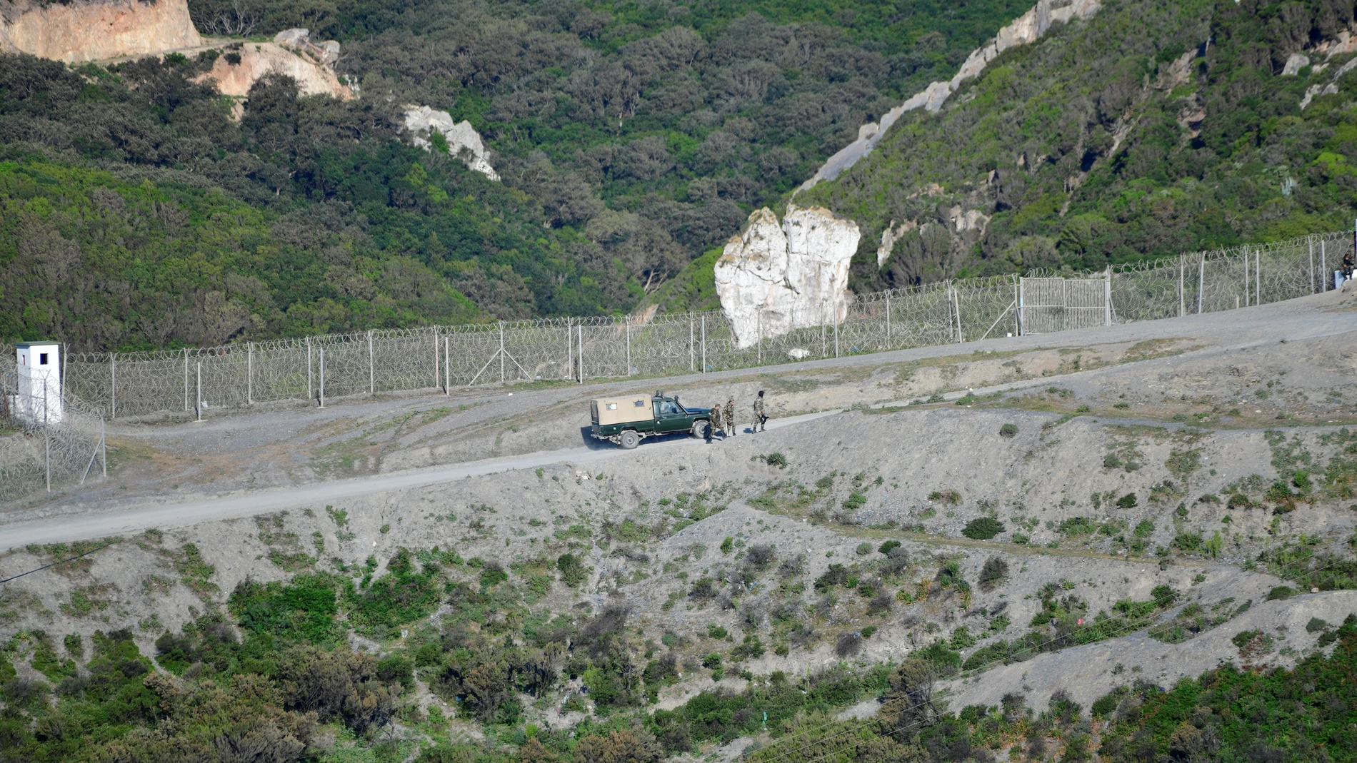 Más de medio millar de migrantes de origen subsahariano intentan saltar el vallado fronterizo de Ceuta