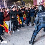 Jornada catorce de protestas en Ferraz coincidiendo con el primer día de investidura