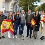 Mañueco a su llegada a la manifestación junto al alcalde de Valladolid, Jesús Julio Carnero, entre otros