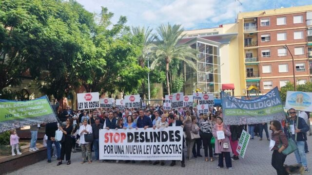 Vecinos de Dénia manifestándose para exigir una nueva ley de costas.