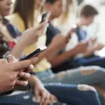 Estudiantes con telefonos moviles