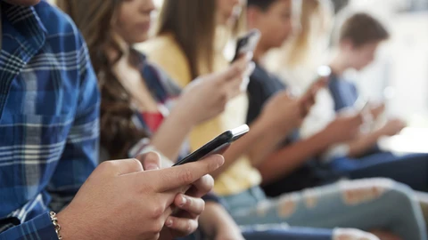Estudiantes con telefonos moviles