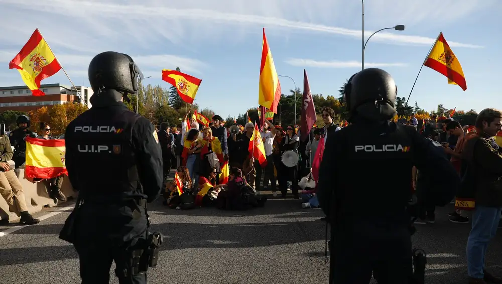 Manifestantes a las puertas del Palacio de La Moncloa