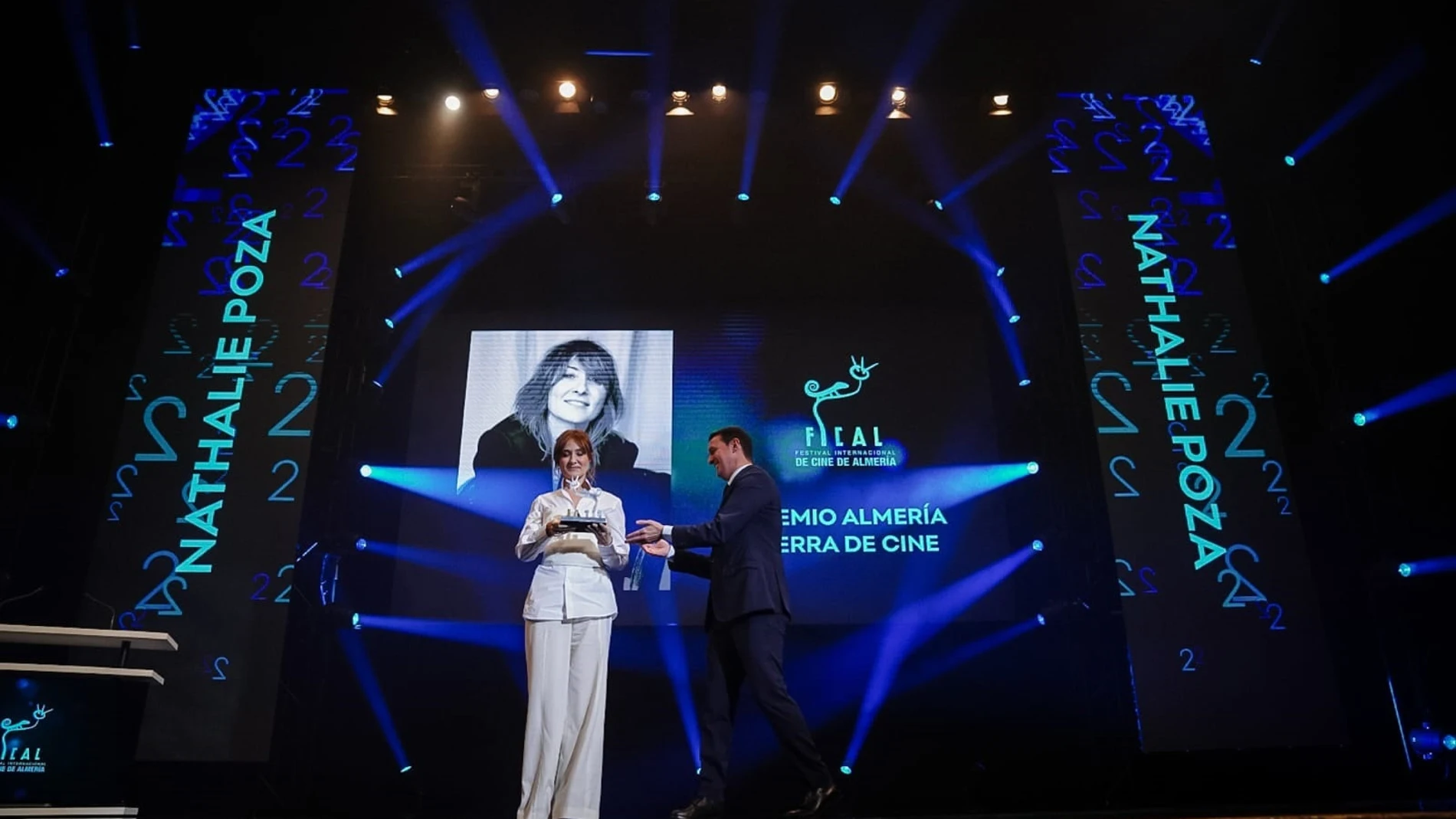 La actriz Nathalie Poza recibe el premio 'Almería, tierra de cine'
