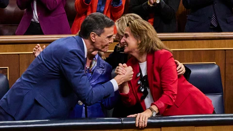 Pedro Sánchez es felicitado por varias ministras, al finalizar la segunda jornada del pleno de investidura en el Congreso de los Diputados.