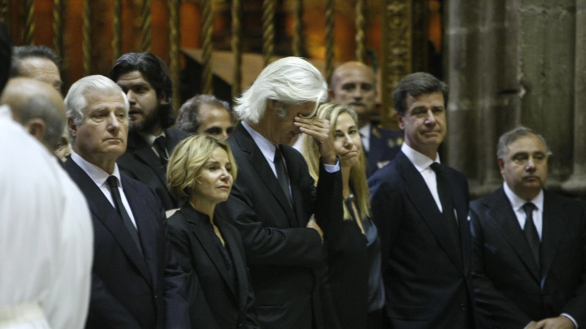 Los hijos de la Duquesa de Alba en una misa funeral celebrada en su honor, en la Catedral de Sevilla.