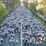 Algunos de los cerca de 18.000 participantes en la carrera 'Ponle Freno' recorriendo este domingo el Paseo de Recoletos de Madrid