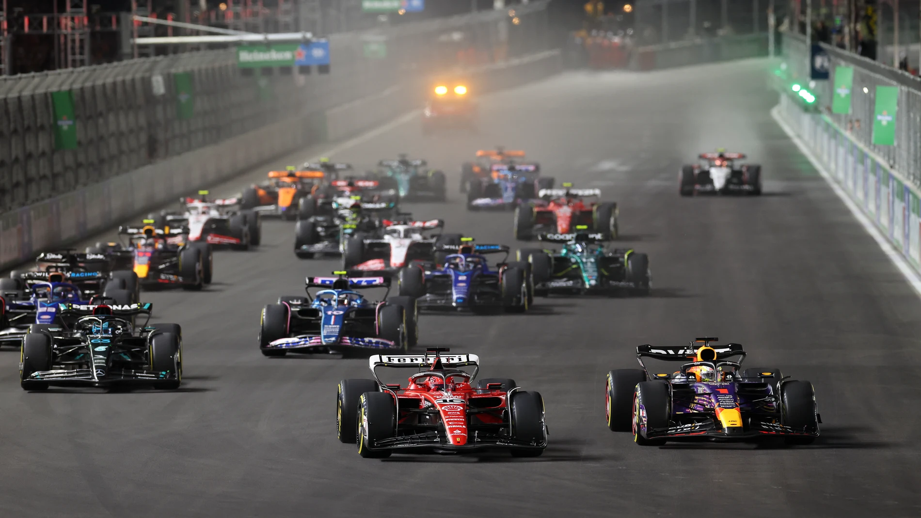 16 LECLERC Charles (mco), Scuderia Ferrari SF-23, action 01 VERSTAPPEN Max (nld), Red Bull Racing RB19, action start of the race, depart, during the 2023 Formula 1 Heineken Silver Las Vegas Grand Prix, 21th round of the 2023 Formula One World Championship from November 17 to 19, 2023 on the Las Vegas Strip Circuit, in Las Vegas, USA - Photo Antonin Vincent / DPPI AFP7 19/11/2023 ONLY FOR USE IN SPAIN