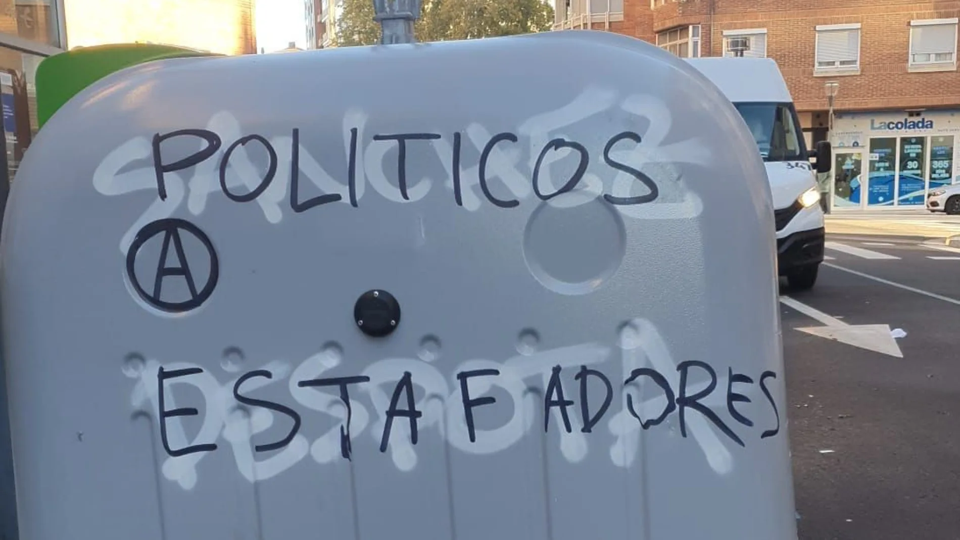 Pintada en un contendor contra los políticos