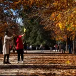 Dos mujeres hacen una foto en el Parque del Retiro de Madrid 