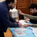 Electores argentinos en Madrid están convocados para votar el "cambio" que propugnan tanto el candidato oficialista Massa como el populista Milei