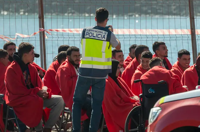 Cinco inmigrantes tratan de cruzar el Estrecho en una balsa de playa 