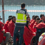 Rescatada una patera con 49 inmigrantes de origen magrebí en aguas próximas a Canarias