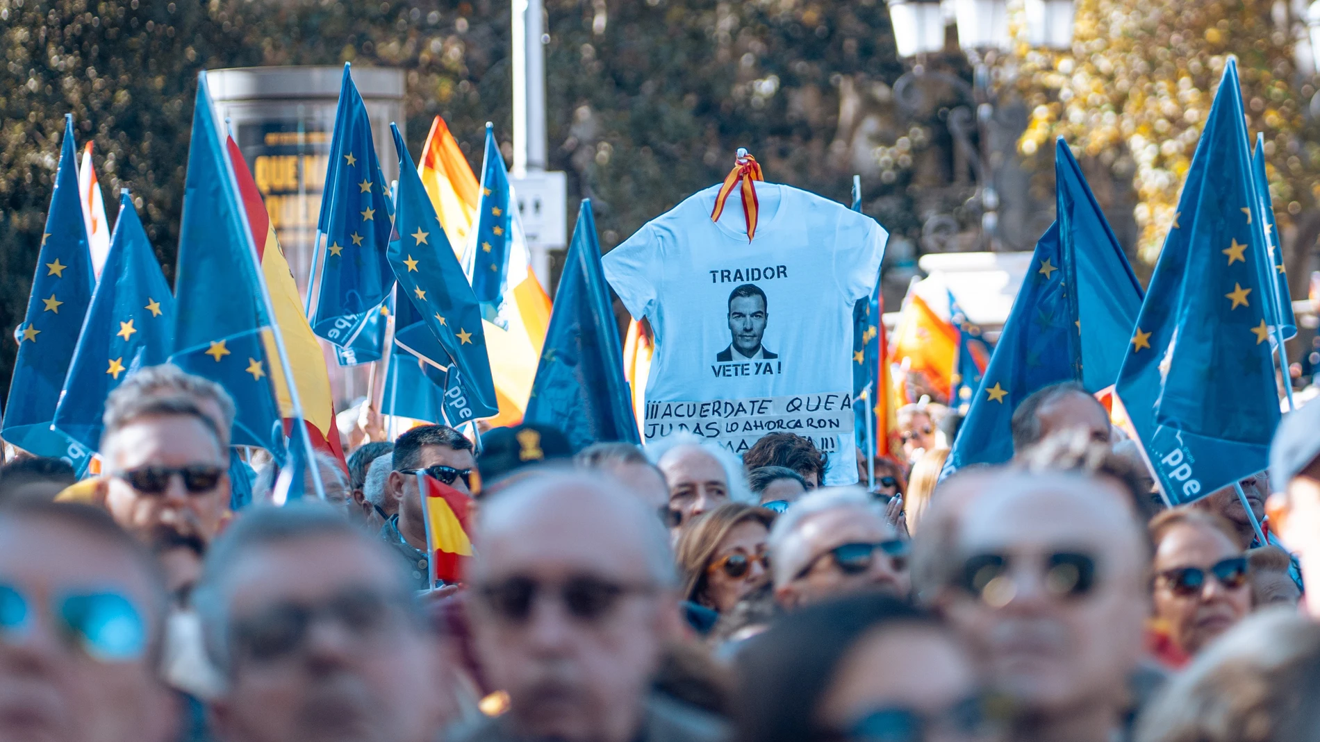 Banderas de Europa durante una manifestación contra la amnistía, en Cibeles.