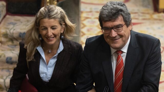 La vicepresidenta segunda del Gobierno y líder de Sumar, Yolanda Díaz, con el ahora ministro de Transformación Digital, José Luis Escrivá 