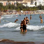 Imagen de la playa urbana del Postiguet, en Alicante, en el mes de octubre.