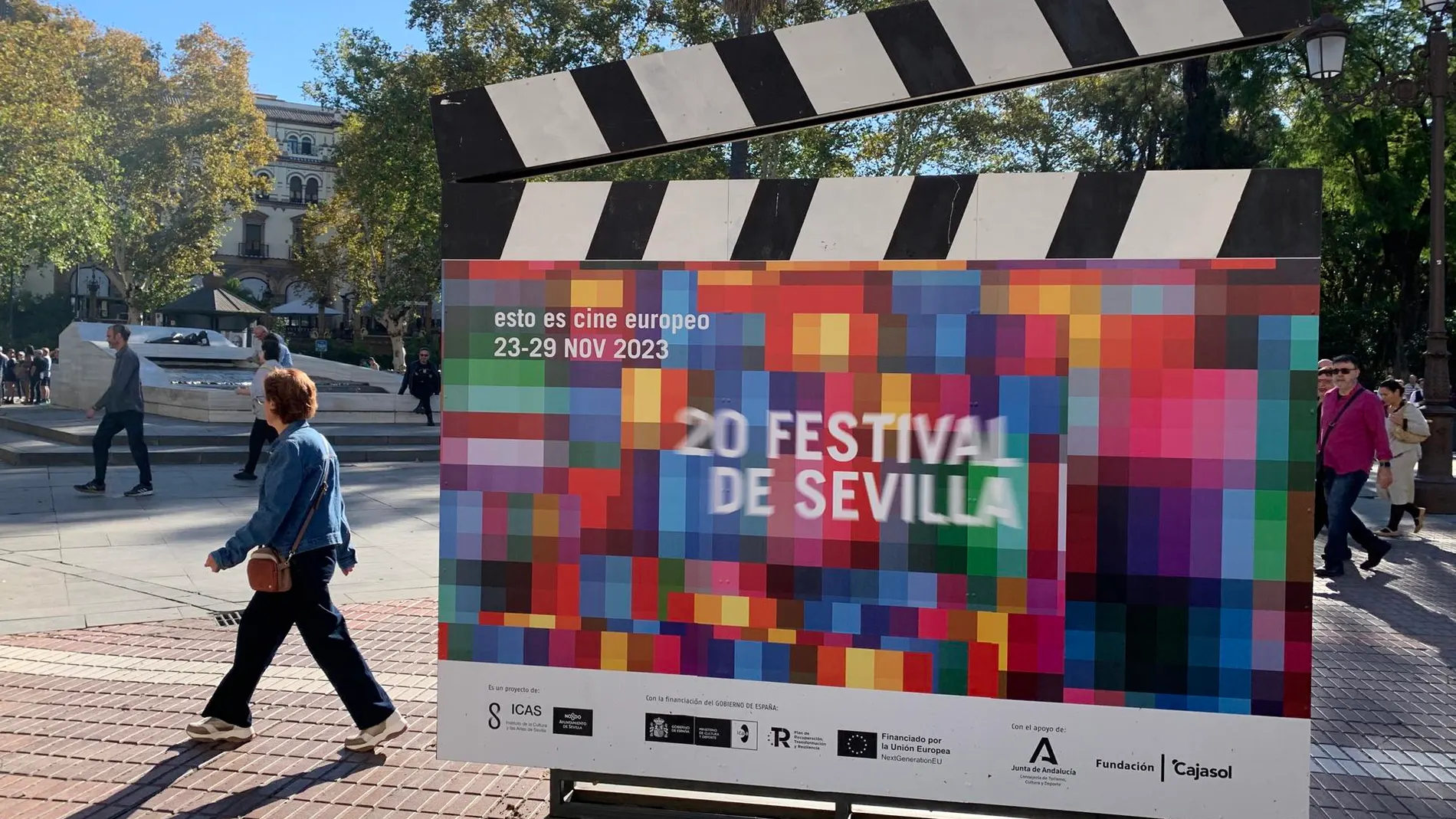 Claquetas gigantes anuncian en las calles de Sevilla la llegada de su Festival de Cine