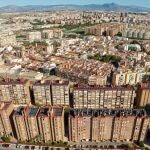 Los vecinos los bloques de El Palmeral (Alicante) acceden a la energía generada por los sistemas fotovoltaicos de sus azoteas