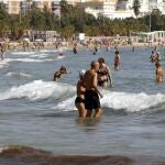 La playa urbana del Postiguet en Alicante en una imagen del mes de octubre, repleta de personas en el mar y en la arena