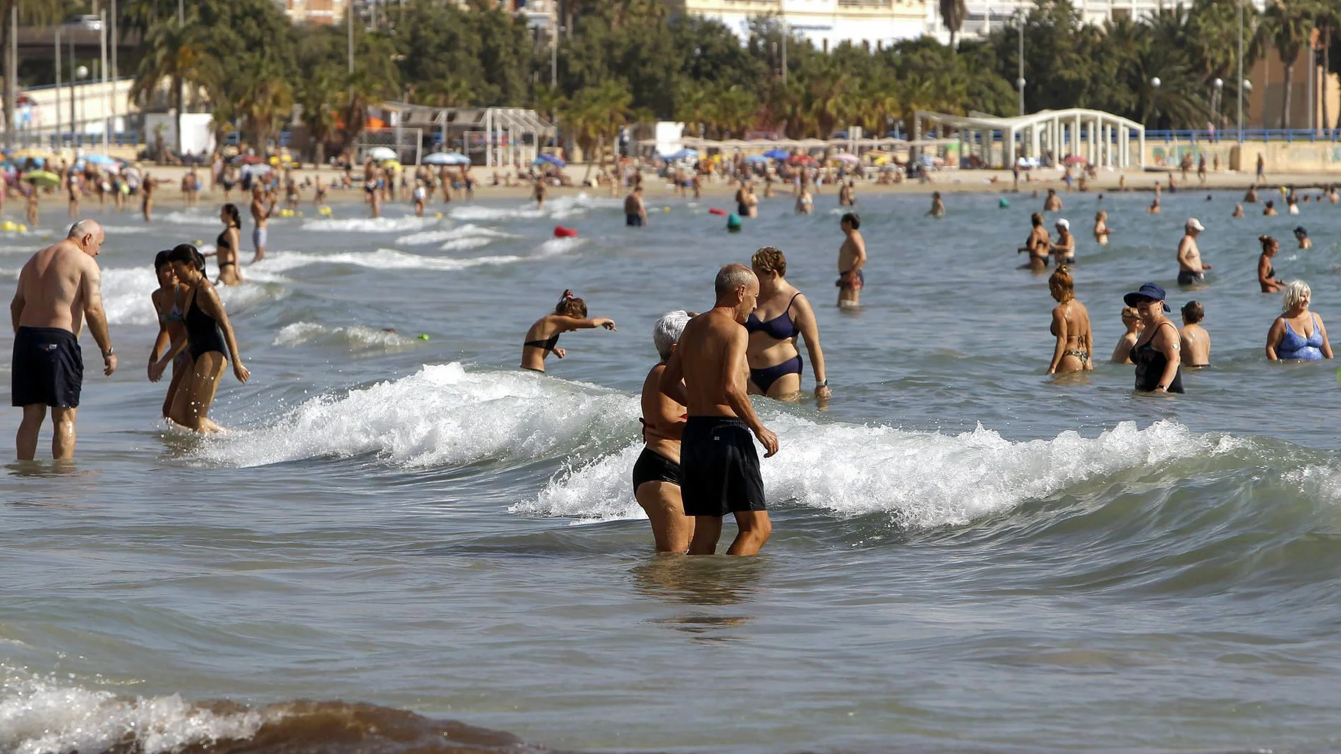 La playa urbana del Postiguet en Alicante en una imagen del mes de octubre, repleta de personas en el mar y en la arena