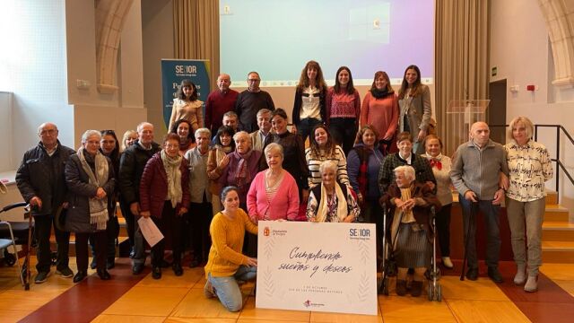 Entrega de los cheques de la Diputación de Burgos a usuarios del Servicio de Ayuda a Domicilio