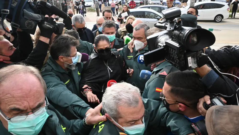 Isabel Pantoja, rodeada de periodistas en su llegada al juicio en marzo de 2022