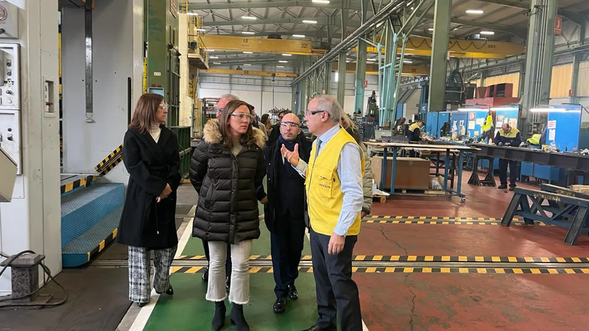 González Corral durante su visita a una empresa del sector en Villamuriel de Cerrato